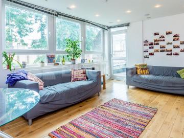 Modern three bed with big lounge wood floors and a modern kitchen & bathroom