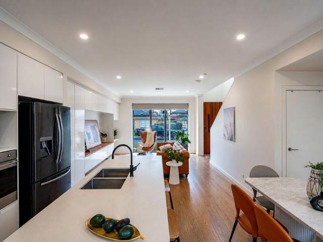 Modern Three Bedroom Townhouse Close to CBD