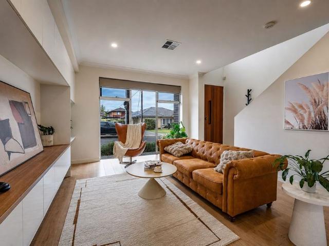 Modern Three Bedroom Townhouse Close to CBD