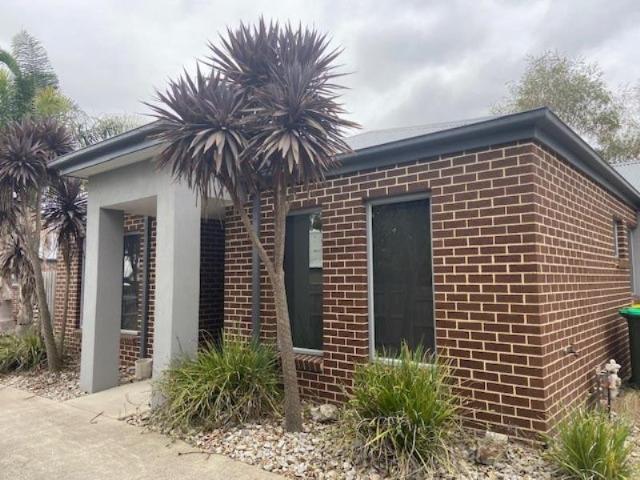 Modern Three Bedroom Townhouse Double Garage