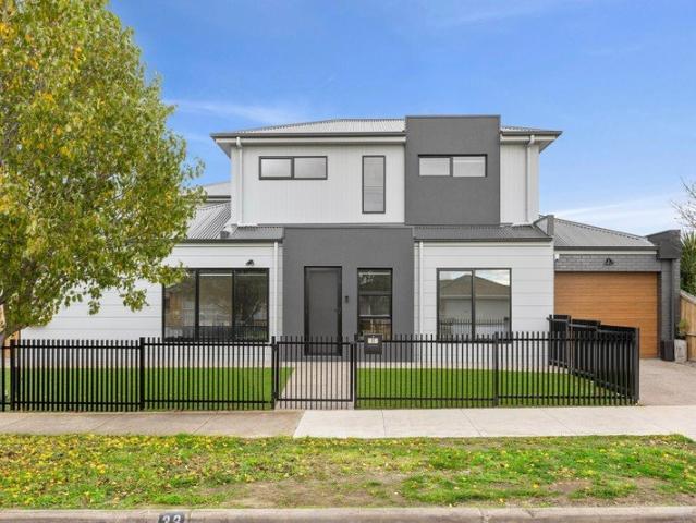 Modern Three Bedroom Townhouse in a Convenient Lifestyle Location