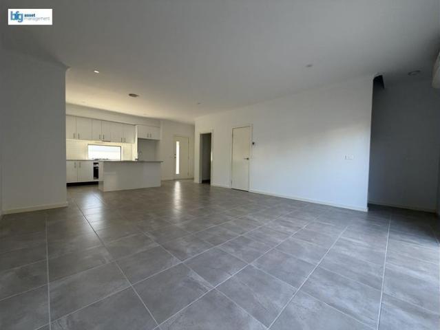 Modern Three Bedroom Townhouse in a Convenient Pakenham Location