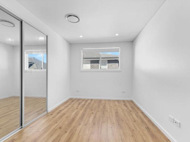 MODERN THREE BEDROOM TOWNHOUSE IN A PRIME LOCATION !