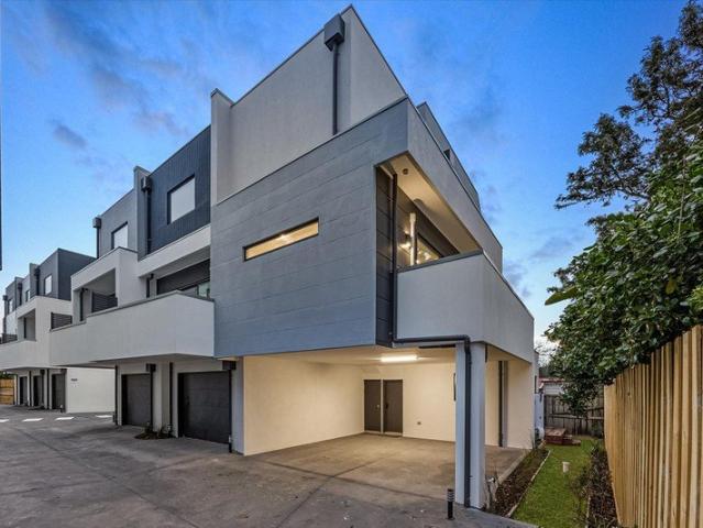 Modern Three Bedroom Townhouse in an Unbeatable Lifestyle Location