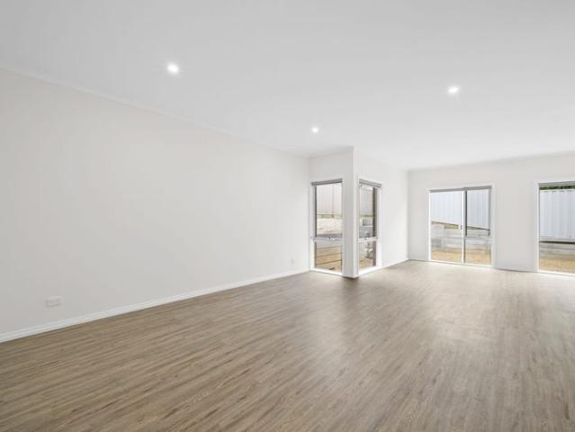 MODERN THREE BEDROOM TOWNHOUSE IN BALLARAT EAST
