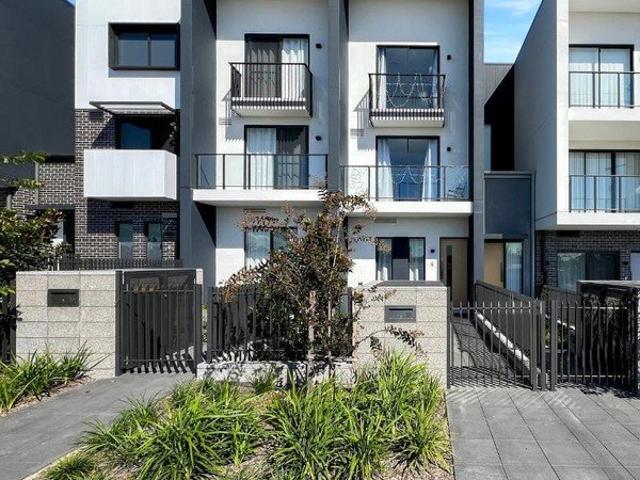 Modern Three Bedroom Townhouse in Prime Location