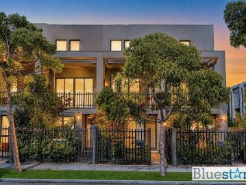 Modern Three Bedroom Townhouse with Park Views