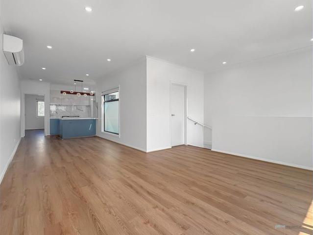 Modern Three Bedroom Townhouse with Parkland Views & Double Garage