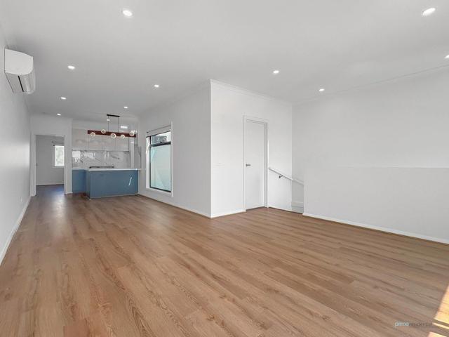 Modern Three Bedroom Townhouse with Parkland Views & Double Garage