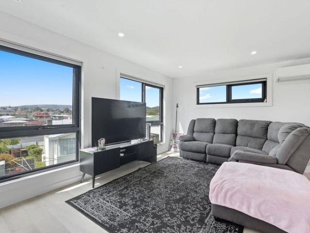 Modern Three Bedroom Townhouse with Secure Garage