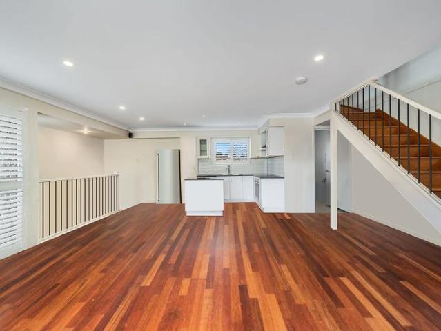 Modern Three Bedroom Townhouse with Solar & Double Garage