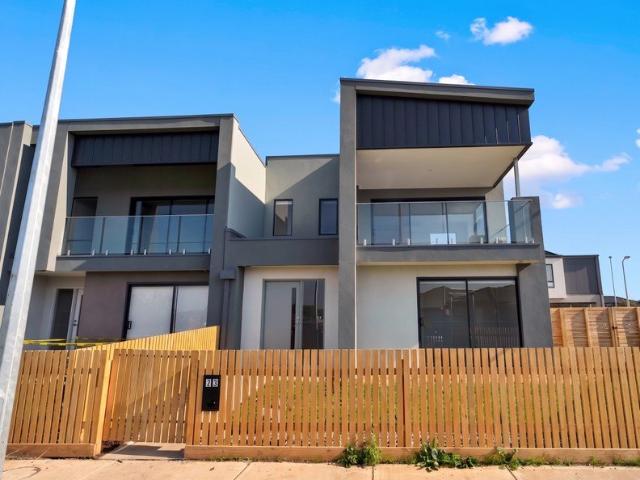 Modern Three Bedroom Townhouse with Spacious Balcony