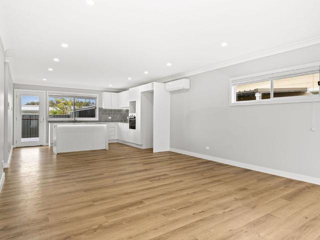 Modern Three Bedroom, Two Bathroom Home In Killarney Vale!