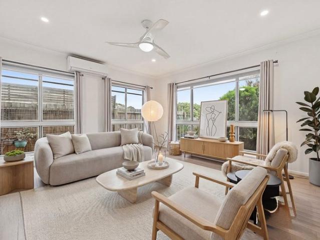 MODERN THREE BEDROOM UNIT IN A PRIME CENTRAL LOCATION