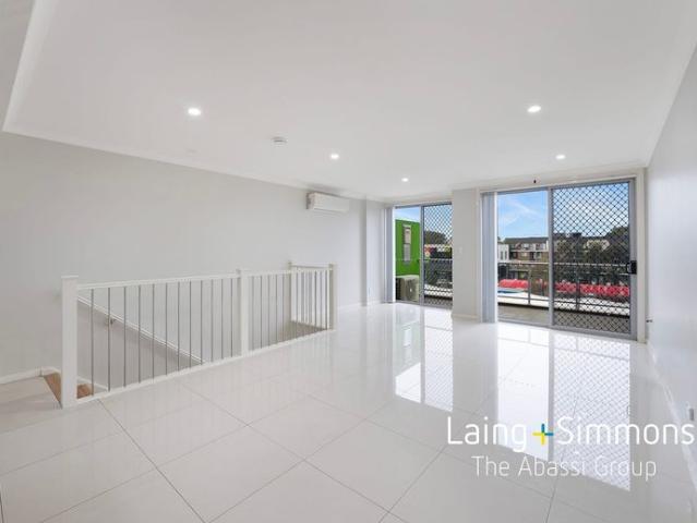 Modern Three Bedroom Unit in an Ideal Ropes Crossing Position!