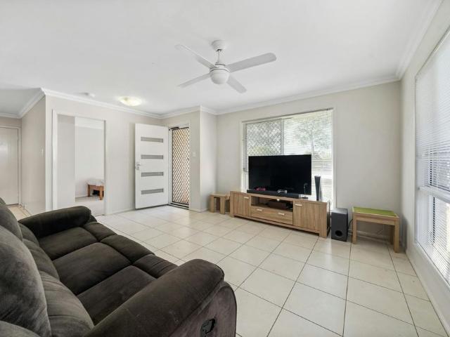 Modern Three Bedroom Unit in Convenient Newtown Location