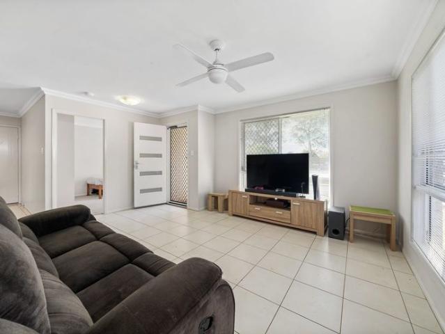 Modern Three Bedroom Unit in Convenient Newtown Location