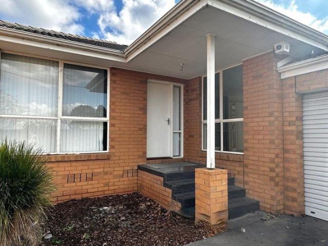 Modern Three Bedroom Unit in Prime Clayton Location