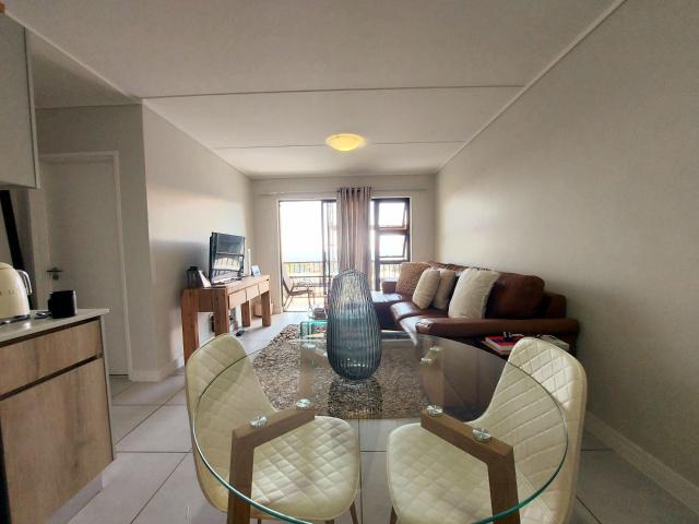 Modern Three Bedroom Apartment to Rent in Greenkloof