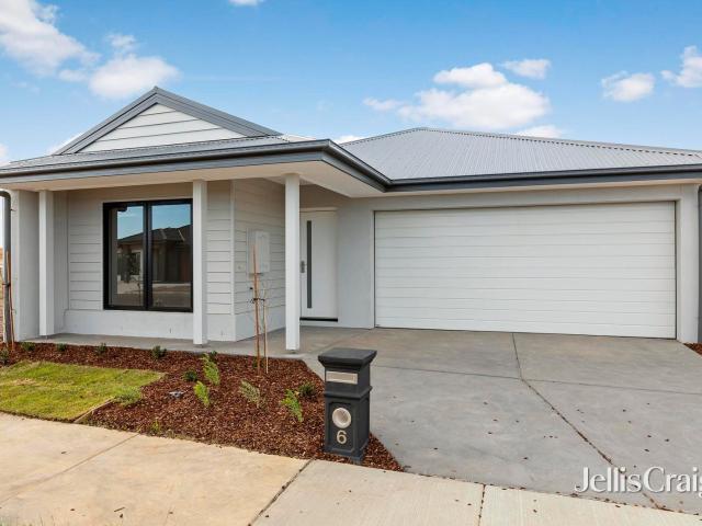 Modern Three Bedroom Close to Amenities