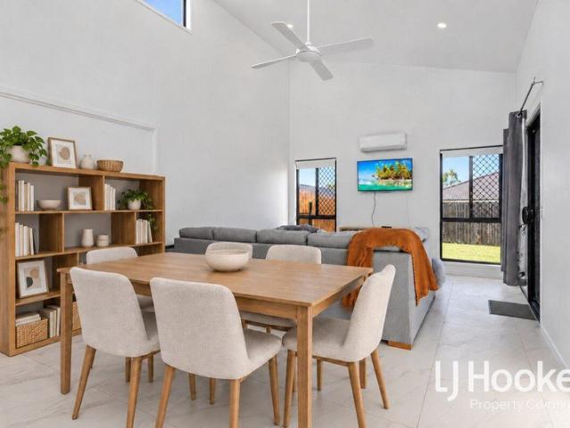 Modern Three Bedroom Duplex Spacious Back Yard & Garden Shed