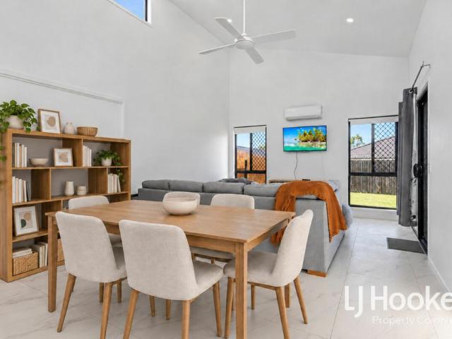 Modern Three Bedroom Duplex Spacious Back Yard & Garden Shed