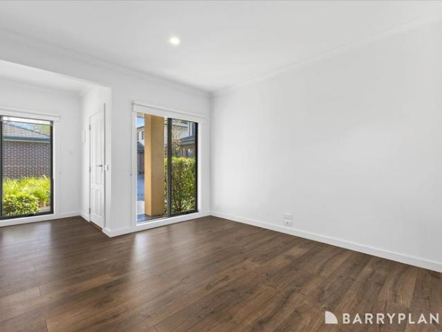 Modern Three Bedroom Gardening Included