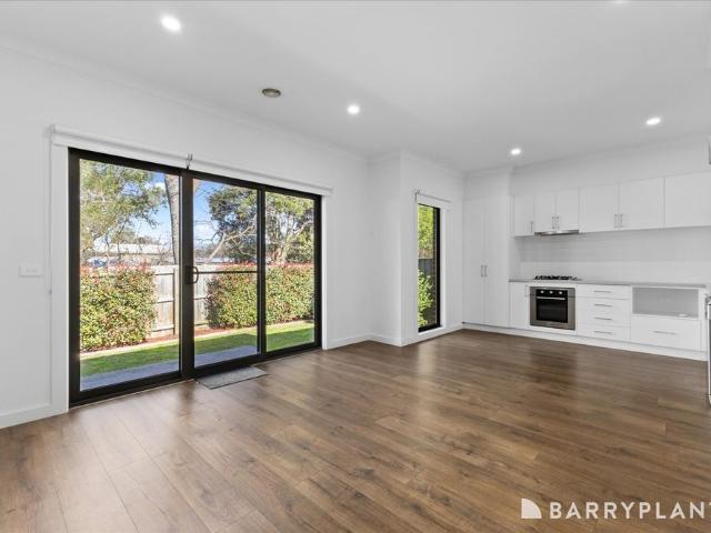 Modern Three Bedroom Gardening Included