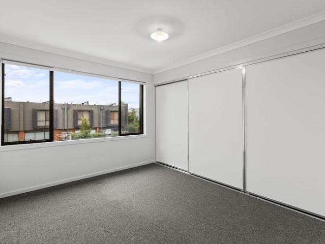 Modern Three Bedroom Home in a Quiet Hadfield Location