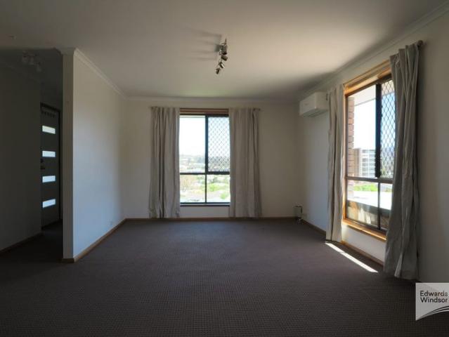 Modern Three Bedroom Home in Quiet Neighbourhood