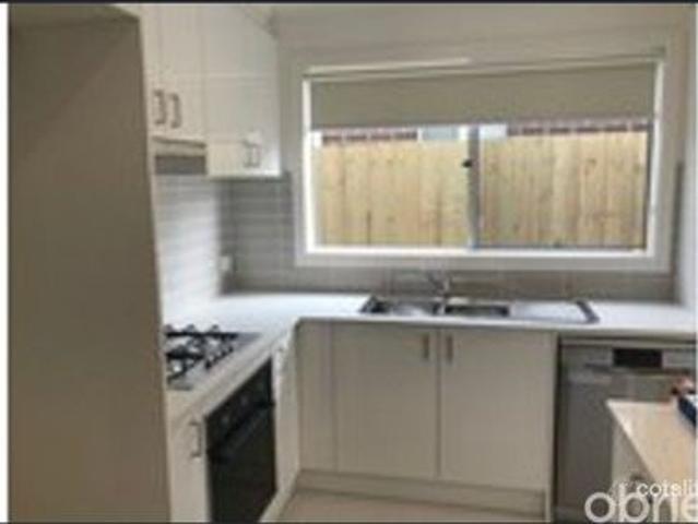MODERN THREE BEDROOM HOME – LOW MAINTENANCE LIVING IN A CONVENIENT LOCATION