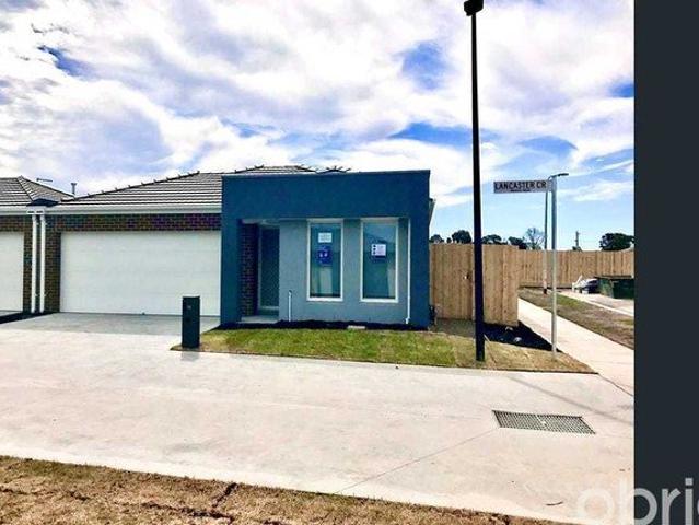 MODERN THREE BEDROOM HOME LOW MAINTENANCE LIVING IN A CONVENIENT LOCATION