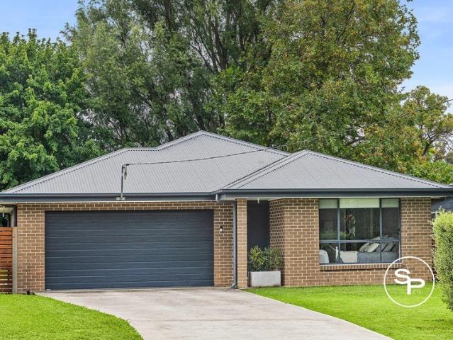 Modern Three Bedroom Home with Double Garage & Solar Panels