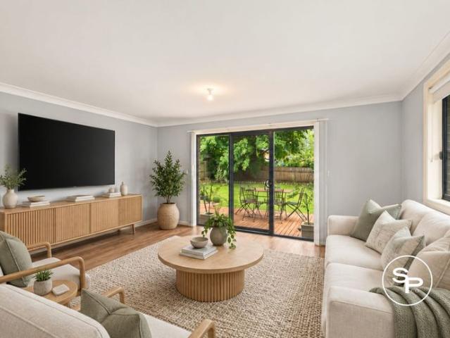 Modern Three Bedroom Home with Double Garage & Solar Panels