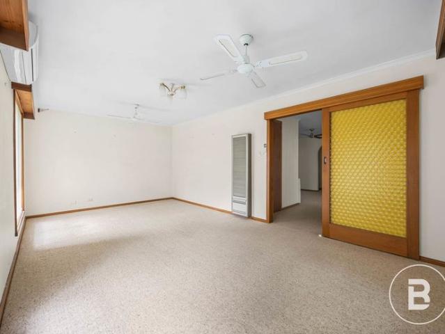 MODERN THREE BEDROOM LIVING IN A CONVENIENT WENDOUREE LOCATION