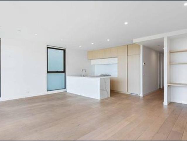 Modern Three Bedroom Residence with Integrated Fridge