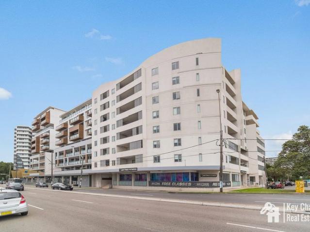 Modern Three Bedrooms Apartment Plus Study in the centre of Prime Location