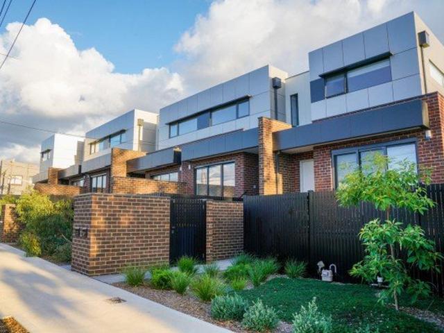 Modern Three Level Living in the Heart of Brunswick West