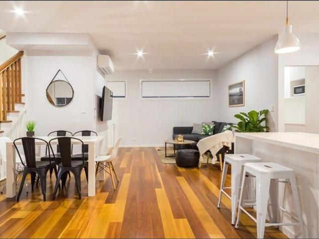 Modern Three Level Villa in the Heart of Burleigh
