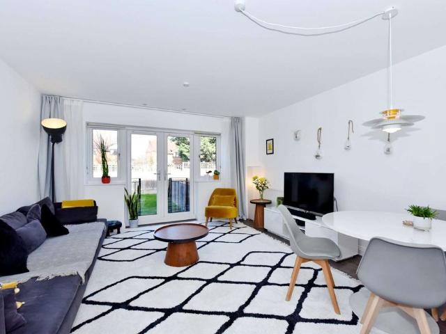 Modern three storey town house in popular area just over a mile from Maidenhead Station