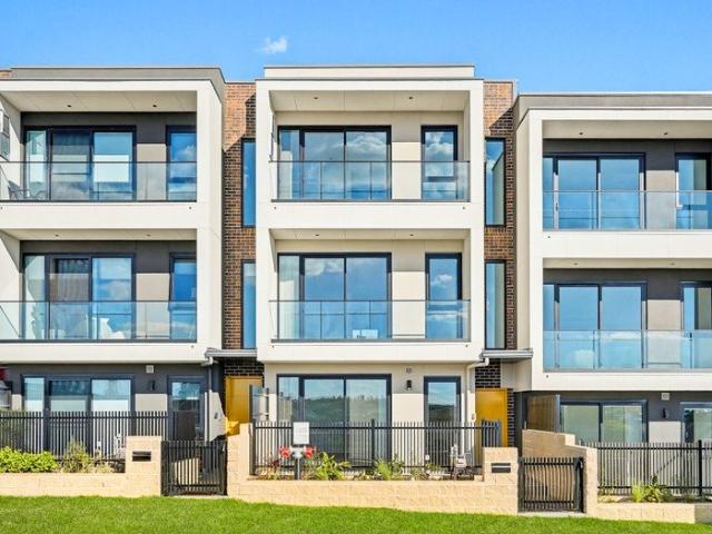 Modern Tri level Townhouse in Desirable Location!