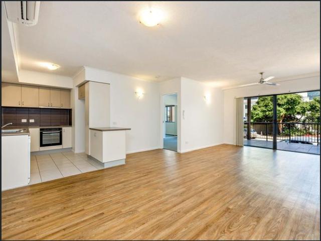 Modern Two Bed, Two Bath Unit in Secure Cairns Pavilions