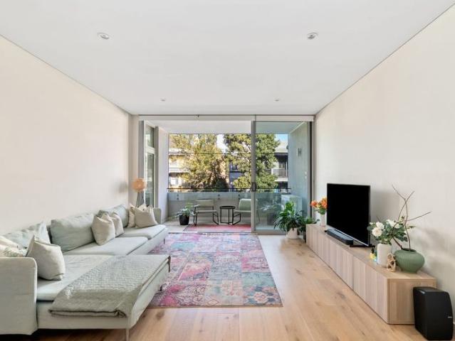 Modern two bedder in prime Petersham location