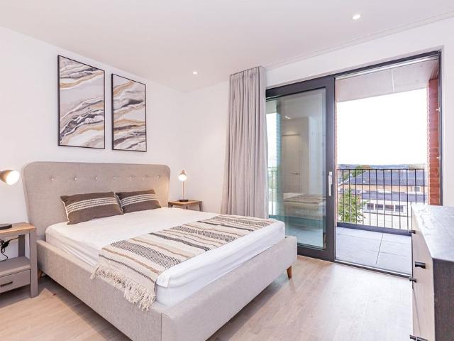 Modern two bedroom/two bathroom furnished duplex apartment situated in central Summertown