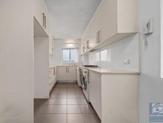 MODERN TWO BEDROOM APARTMENT IN PRIME EASTLAKES LOCATION!