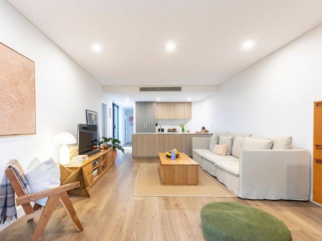Modern Two Bedroom Apartment in Prime Location