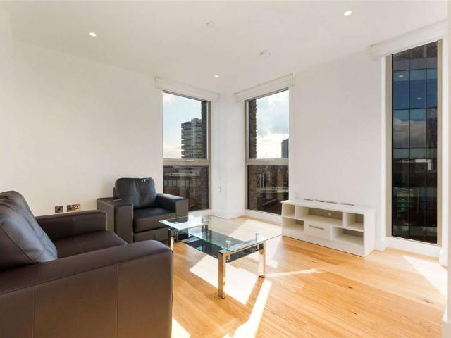 Modern two bedroom apartment in Ruskin Square, with outstanding transport links to central London