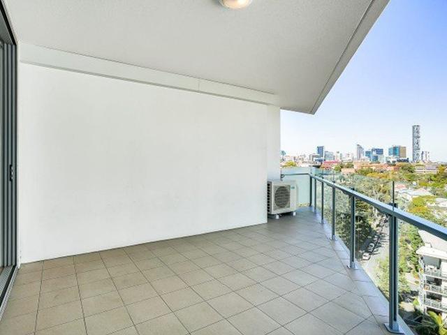 Modern two Bedroom Apartment in Skyview