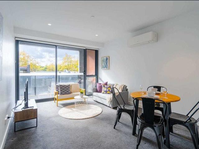 Modern Two Bedroom Apartment in the Heart of Hawthorn