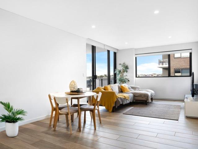 Modern Two Bedroom Apartment Walking Distance to Local Park & Schofields Train Station & Shopping Village!